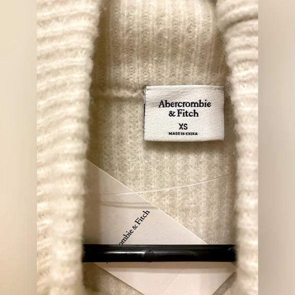 *NWT* Abercrombie Classic Easy Turtleneck Sweater | White | XS - Picture 4 of 6